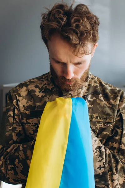Soldado Patriota Ucraniano Uniforme Militar Con Una Bandera Amarilla Azul —  Fotos de Stock