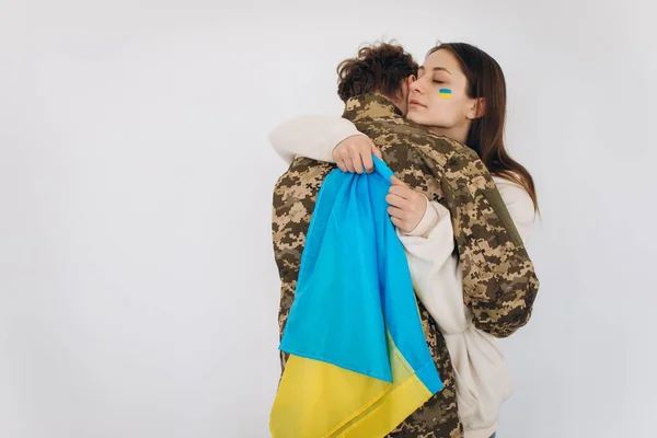 Ukrainsk Flicka Kramar Och Håller Gul Och Blå Flagga Militär — Stockfoto