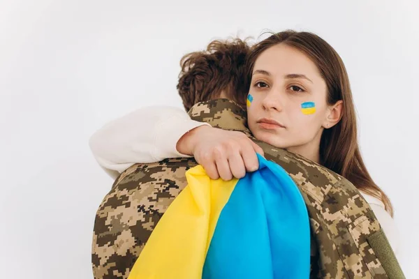 Una Chica Ucraniana Abraza Sostiene Una Bandera Amarilla Azul Militar —  Fotos de Stock