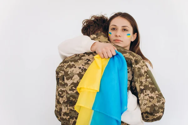 Ukrainsk Flicka Kramar Och Håller Gul Och Blå Flagga Militär — Stockfoto