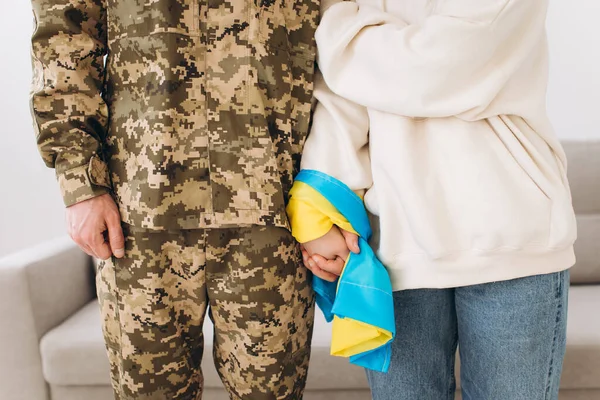Egy Ukrán Házaspárt Egy Egyenruhás Katonát Barátnőjét Egy Ukrán Zászló — Stock Fotó