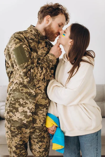 Couple Ukrainien Militaire Barbu Homme Uniforme Embrasse Petite Amie Maison — Photo