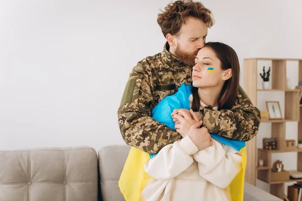 Ukrán Pár Egyenruhás Katona Feleségét Ukrán Zászlóba Burkolja Hazafiság Fogalma — Stock Fotó