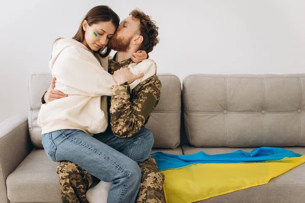 Ukrán Pár Katona Férfi Egyenruhában Megcsókolja Barátnőjét Otthon Kanapén Sárga — Stock Fotó
