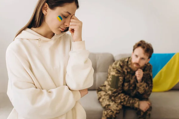 Een Oekraïense Vrouw Rouwt Neemt Afscheid Van Haar Militaire Man — Stockfoto