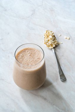 Fıstık Ezmeli, Tarçınlı, Muzlu ve Elmalı Yulaflı Smoothie. Organik içecek içmeye hazır mısın?.