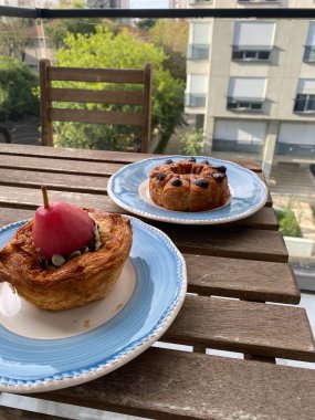 Fruit ve Chocolate ile çeşitli kruvasanlar. Yemeye hazır..