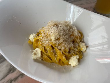 Restoranda birayla servis edilen krema soslu balkabaklı Tagliatelle. Vejetaryen ya da vejetaryen yemeği. Organik Gıda.