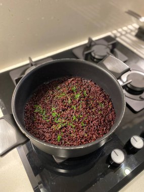 Dill 'le birlikte tencere ve fırında pilav pişirdim. Mutfakta hizmete hazır. Organik FOOD.