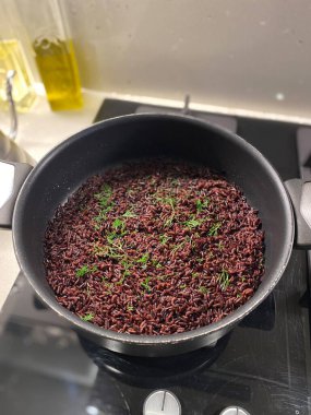 Dill 'le birlikte tencere ve fırında pilav pişirdim. Mutfakta hizmete hazır. Organik FOOD.