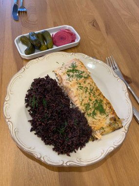 Siyah pirinçli ev yapımı somon balığı veya Yasak pirinç. Organik Sağlıklı Deniz Ürünleri.