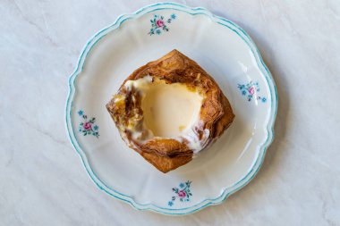 Creme Brulee Croissant tabakta. Yemeye hazır. Geleneksel Tatlı.