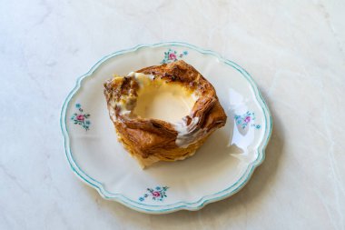 Creme Brulee Croissant tabakta. Yemeye hazır. Geleneksel Tatlı.