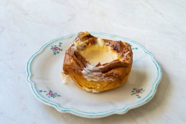 Creme Brulee Croissant tabakta. Yemeye hazır. Geleneksel Tatlı.