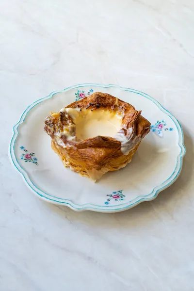 Creme Brulee Croissant Plate Pronto Para Comer Sobremesa Tradicional — Fotografia de Stock