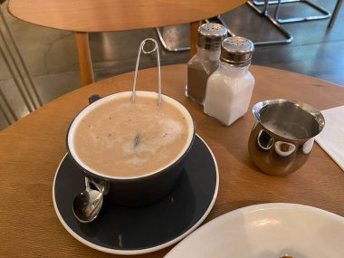 Lokantada Kahvaltı İçin Sütlü Earl Grey Tea demlemek. İçmeye hazır..