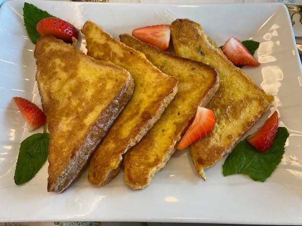 Tostadas Francesas Con Jarabe Arce Fresas Servidas Restaurante Pan Huevo —  Fotos de Stock