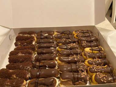 Kutuda Çikolatalı Eclair 'i Götür. Yemeye hazır. Geleneksel Tatlı.