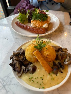 Patates püresi ve mantarlı gevrek yumurta restoranda kahvaltı tabağında..