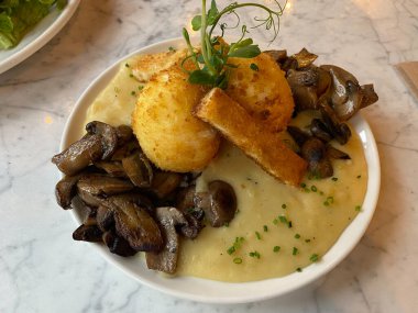 Patates püresi ve mantarlı gevrek yumurta restoranda kahvaltı tabağında..