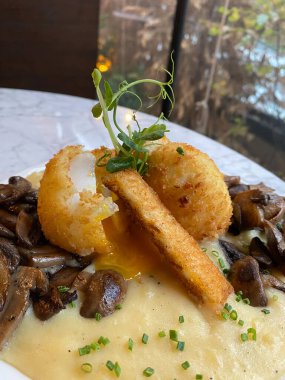 Patates püresi ve mantarlı gevrek yumurta restoranda kahvaltı tabağında..