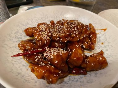 Lokantada servis edilen baharatlı ve ekşi General Tso tavuğu. Yemek için hazır..