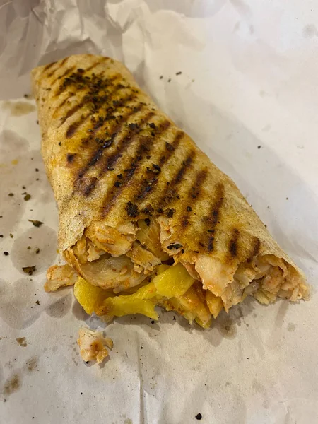 チキンラップShawarma Tavuk Doner トルコの伝統的なファーストフードケバブ 食べる準備ができて — ストック写真