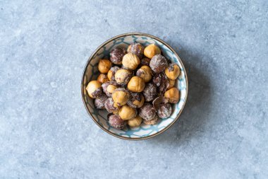 Kasede tuzlu ve kavrulmuş fındık. Yemeye hazır. Organik atıştırmalıklar.