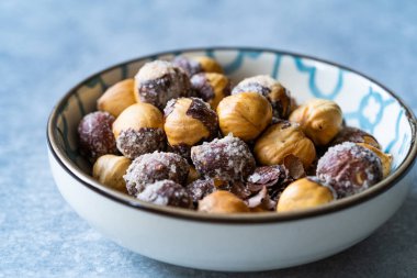 Kasede tuzlu ve kavrulmuş fındık. Yemeye hazır. Organik atıştırmalıklar.