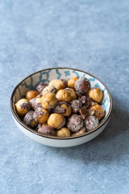 Kasede tuzlu ve kavrulmuş fındık. Yemeye hazır. Organik atıştırmalıklar.