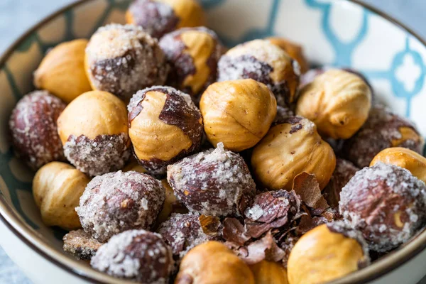 Kasede tuzlu ve kavrulmuş fındık. Yemeye hazır. Organik atıştırmalıklar.