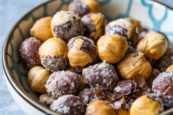 Kasede tuzlu ve kavrulmuş fındık. Yemeye hazır. Organik atıştırmalıklar.