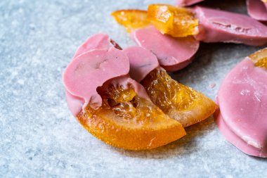 Ruby Çikolatalı Meyveler Şekerli Kuru Portakal Dilimleri. Yemeye hazır..