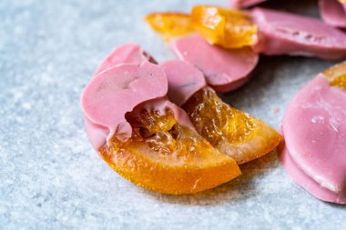 Ruby Çikolatalı Meyveler Şekerli Kuru Portakal Dilimleri. Yemeye hazır..