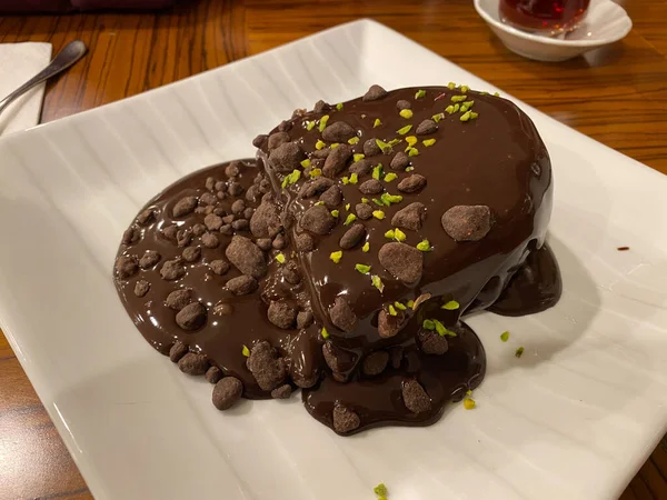チョコレートチップソースケーキスライスはプレート付き 食べる準備ができて — ストック写真