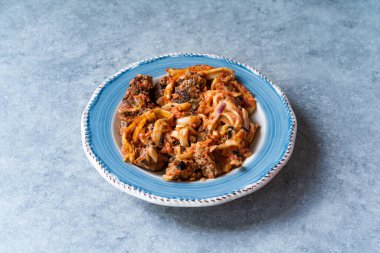 Köfteli taze makarna, Domates sosu ve ızgara peynir. Orijinal İtalyan Tarifi. Yemeye hazır..