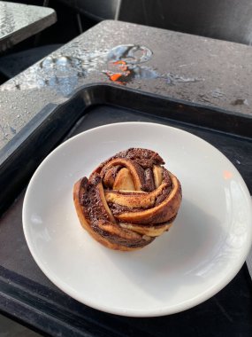 Çikolatalı Kek, Rainy Day 'deki Cafe Shop' ta servis edildi. Yemeye hazır..