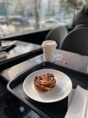 Çikolatalı Kek, Rainy Day 'deki Cafe Shop' ta servis edildi. Yemeye hazır..