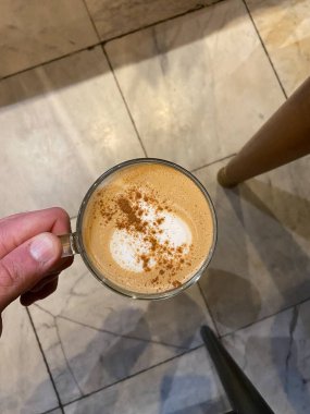 Tarçınlı cam bardakta balkabağı aromalı latte, yerel kafe dükkanında hindistan cevizi. İçmeye hazır..