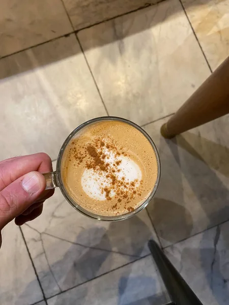 Latte Especias Calabaza Una Taza Vidrio Con Canela Nuez Moscada — Foto de Stock