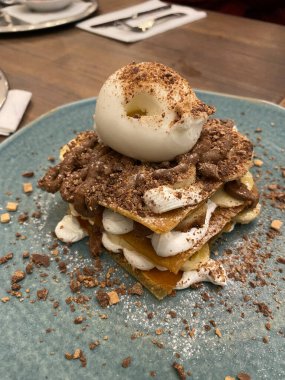Mille Feuille Napolyon Lokantasında Dondurmalı Pasta Çarşafları. Hizmet ve Yemeye Hazır.
