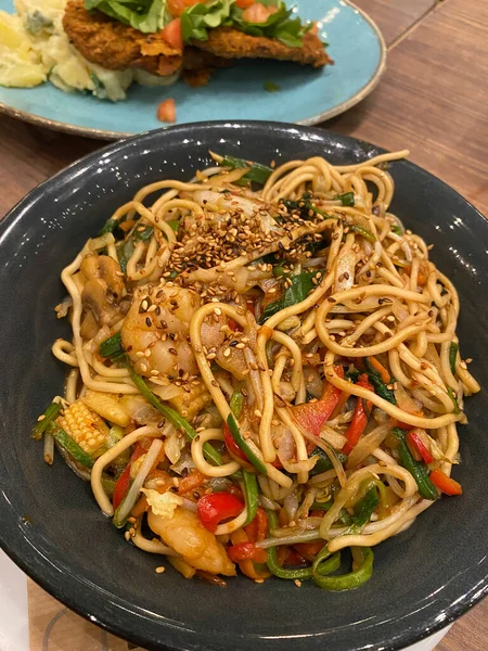 Stir Fried Noodles Shrimps Vegetables Served Restaurant Ready Eat — Stock Photo, Image