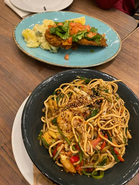 Stir Fried Noodles Shrimps Vegetables Served Restaurant Ready Eat — Stock Photo, Image
