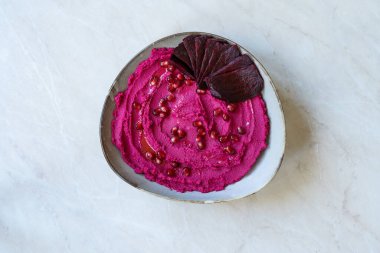 Pancar Humus 'u seramik kasede. Pancar kökü ve nar tohumlarıyla yapıldı. Yemeye hazır..