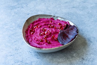 Pancar Humus 'u seramik kasede. Pancar kökü ve nar tohumlarıyla yapıldı. Yemeye hazır..