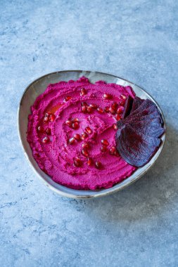 Pancar Humus 'u seramik kasede. Pancar kökü ve nar tohumlarıyla yapıldı. Yemeye hazır..