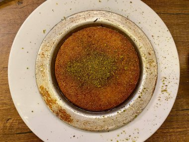 Türk tatlısı, kunafa, kaday fıstığı tozu ve peynirli, sıcak, çok tatlı. Geleneksel Türk tatlısı. Yemek için hazır..