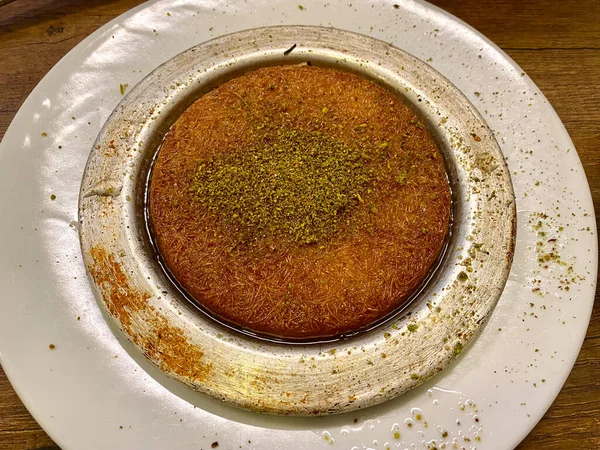 Dessert Turco Kunefe Kunafa Kadayif Con Pistacchio Polvere Formaggio Servito — Foto Stock