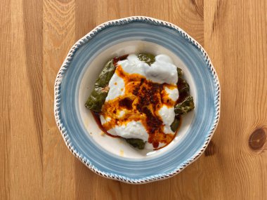 Yoğurt soslu Türk Dolma. Ev yapımı Üzüm Yaprakları. Yemeye hazır..