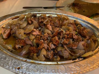 Geleneksel bakır tabakta soğan ve kıymalı Türk kebabı. Yemeye hazır..